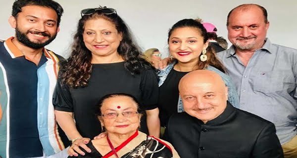 anupam kher and family