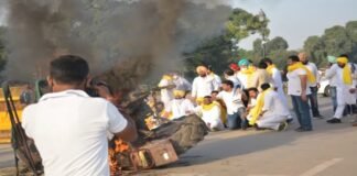workers of Punjab Youth Congress set fire to tractor at India Gate