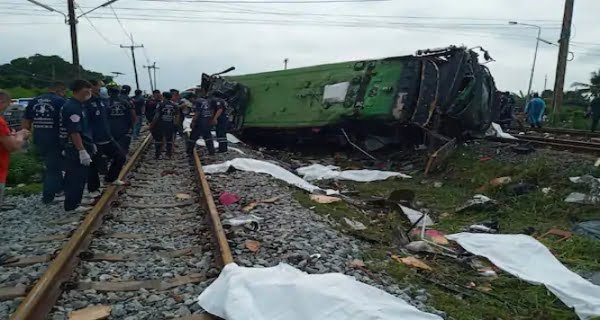 17 killed, 30 injured in a train and bus collision in Thailand