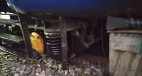two coaches of Purvanchal Express derailed