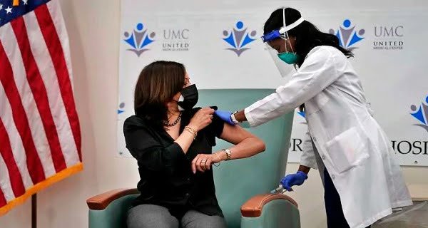 Kamala Harris injects vaccine