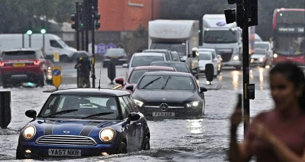 Unseasonal rain in London1