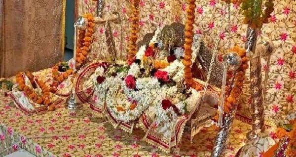 Ramlala sat on a swing of 21 kg silver Ramlala sat on a swing of 21 kg silver