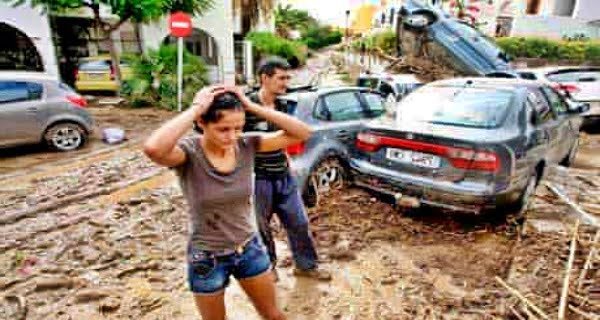 Flood havoc, cars washed away in Spain