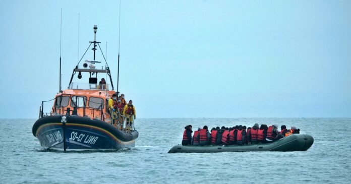 Boat sinks in English Channe