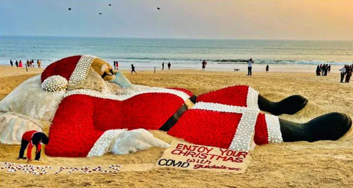 Sand artist made a huge artwork of Santa Claus made of 5400 roses