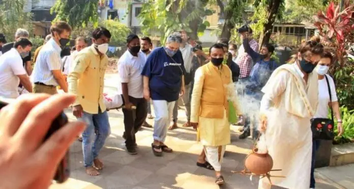 Raveena Tandon performed the last rites of father Raveena Tandon performed the last rites of father
