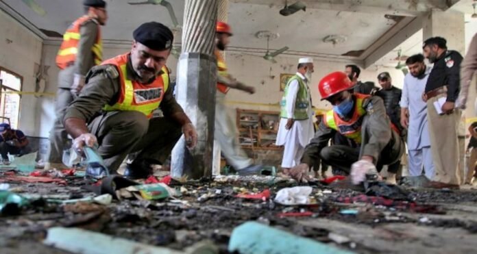 Massive bomb blast in Peshawars Jama Masjid