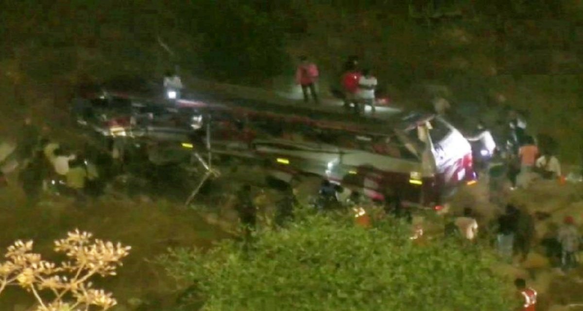 Weeds spread over engagement function, bus fell into ditch, 7 killed, 45 injured