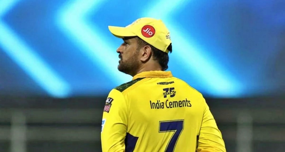 Dhoni left the captaincy on  lines of Kohli, spoke to CEO and Srinivasan, then announced the decision in the team meeting