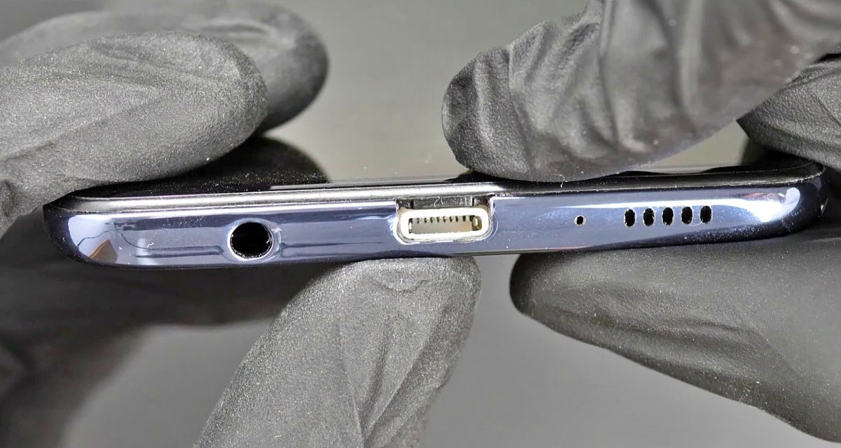 Engineer Who Put An iPhone Charging Port On His Samsung Phone! How He Did It?