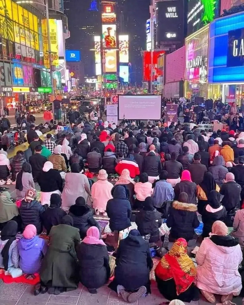 ramadan-prayer-in-heart-of-Times-Square | PalPal News Hub | Latest National, Technology, and Astrology News