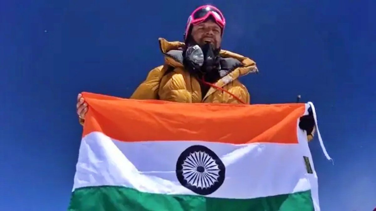 Indian Air Force Wing Commander Vikrant Uniyal conquer Mount Everest – Watch Video