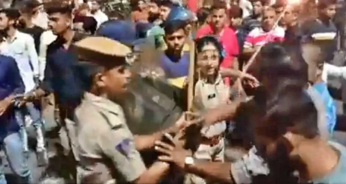 Violent clash between two communities over flag hoisting before Eid-Akshay Tritiya, 4 policemen injured, internet off