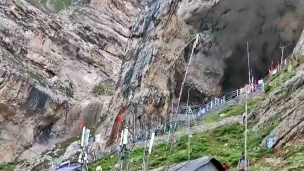 Cloud burst near Amarnath cave, 10 dead; 12 thousand devotees were present at camp