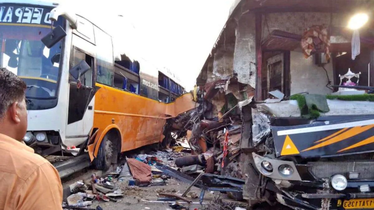 Two buses collide on Purvanchal Expressway, 8 passengers killed, many injured