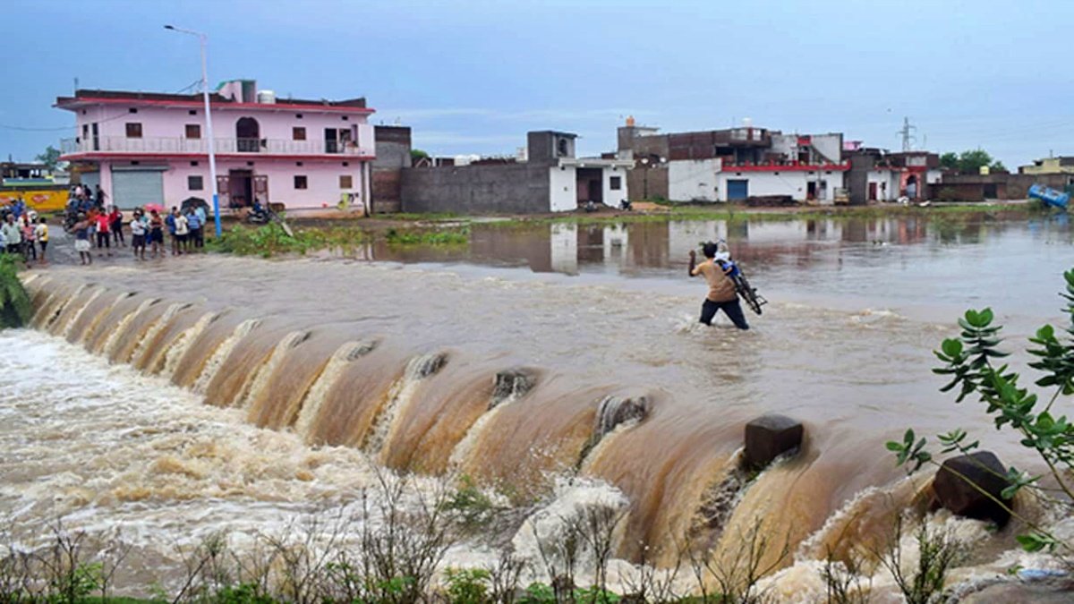Heavy rains in Madhya Pradesh,  due to  deluge, road connectivity has been lost