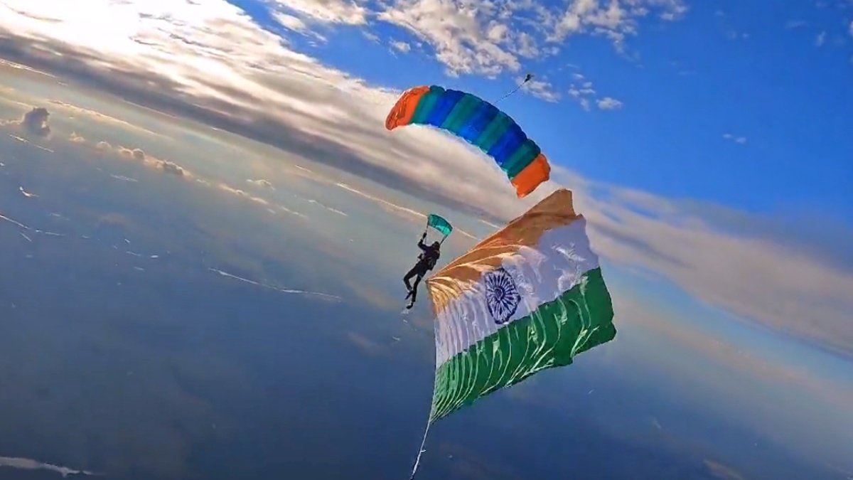 Indian Flag unfurled in Moskow sky during  Azadi Ka Amrit Mahotsav celebrations, watch video