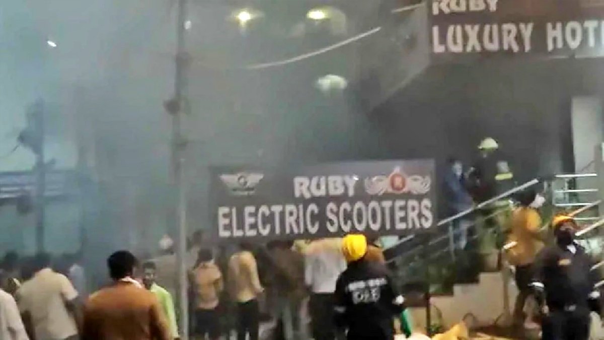 Fire breaks out in hotel in Hyderabad, 8 killed, electric bike battery explodes while charging