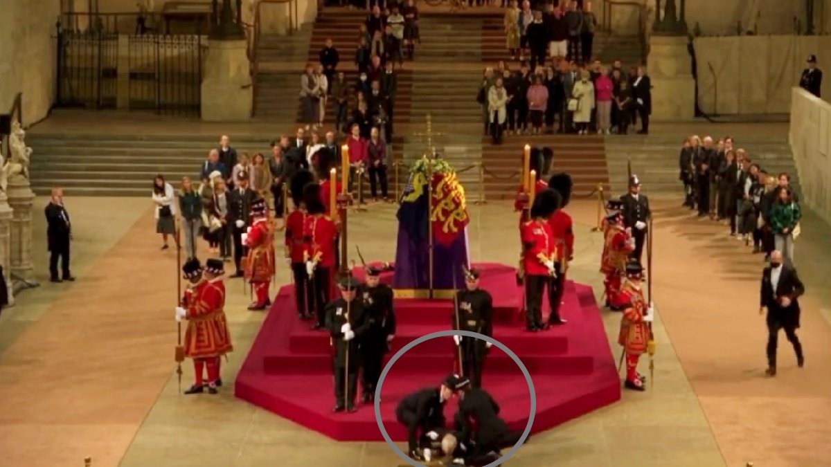 During Queen Elizabeth’s funeral, Royal Guard suddenly fell to the ground, watch video
