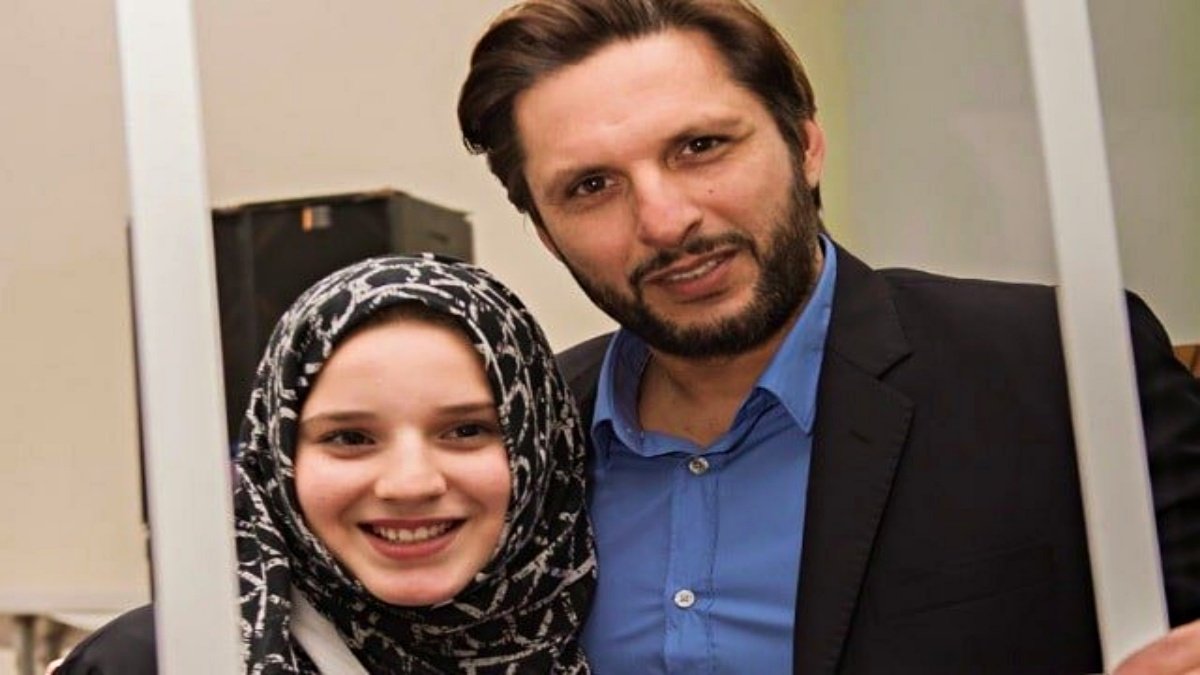 Why did Shahid Afridi’s daughter hoist tricolor in India-Pakistan match? watch video