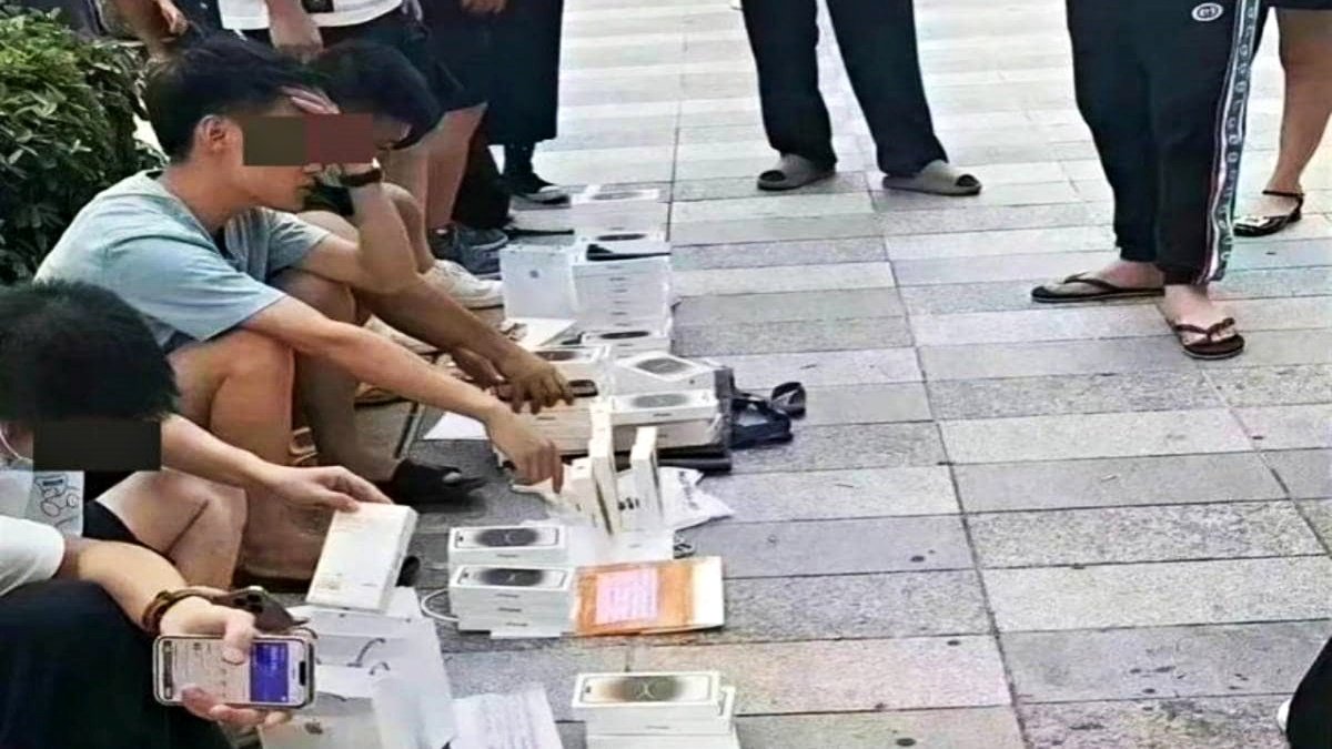 ‘iPhone 14’ being sold on pavement in China, price has also been reduced, still no buyers!