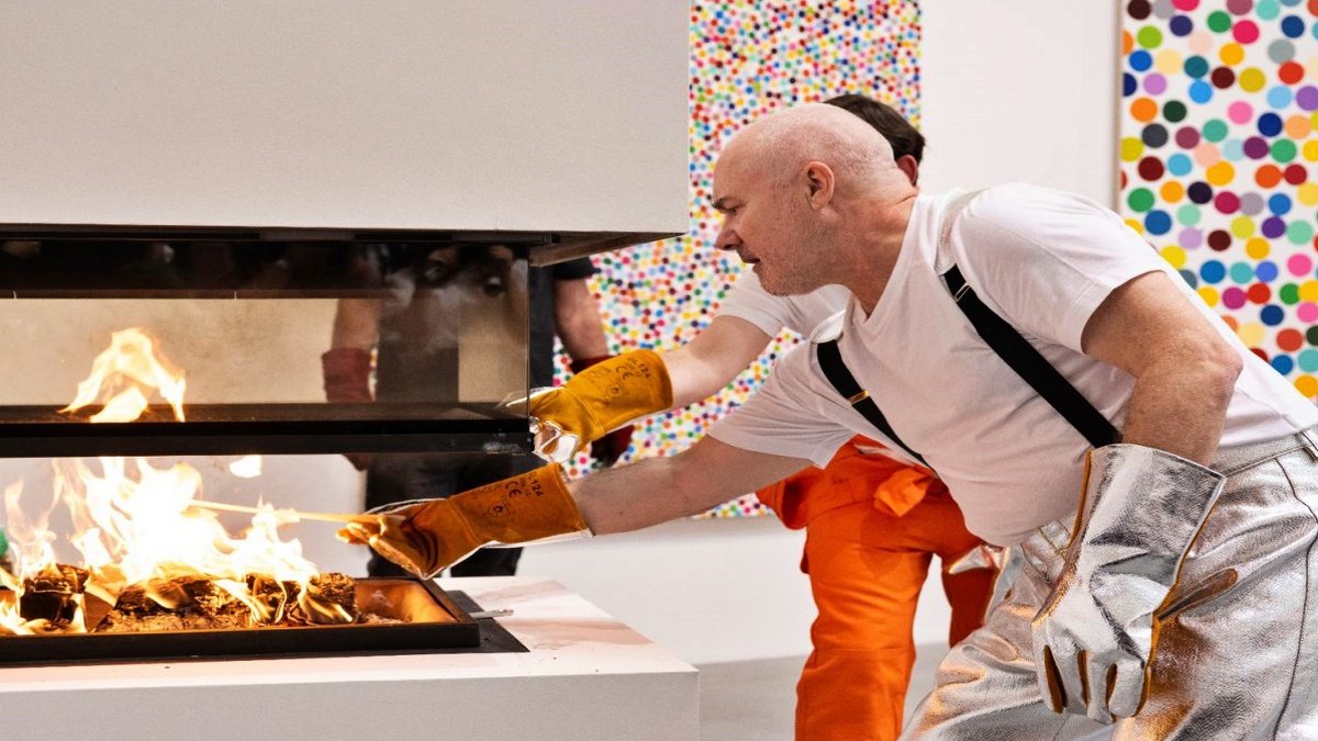 Artist Damien Hirst set fire to paintings worth 90 crores, showed LIVE on social media