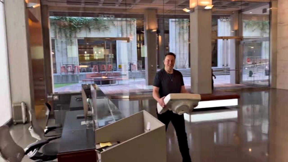 Elon Musk reaches Twitter’s headquarters with sink. Today last day of decision on the deal, watch Video