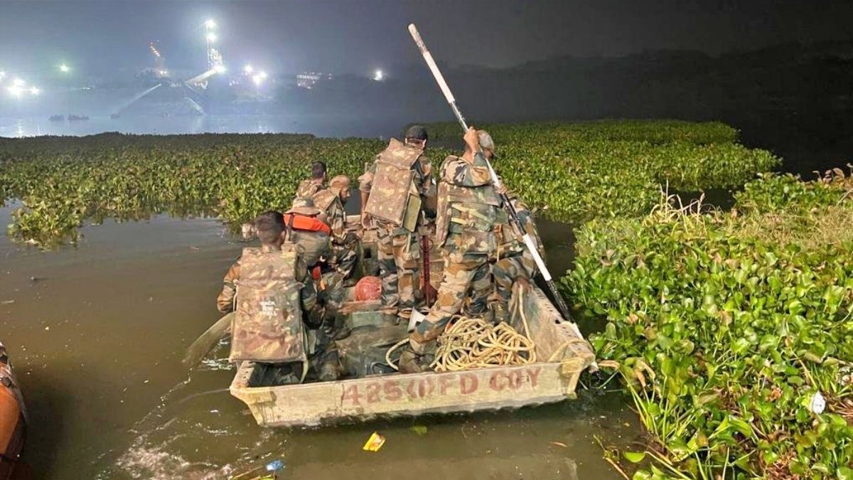 So far 132 killed in Morbi bridge accident, rescue operation continues in Machhu river