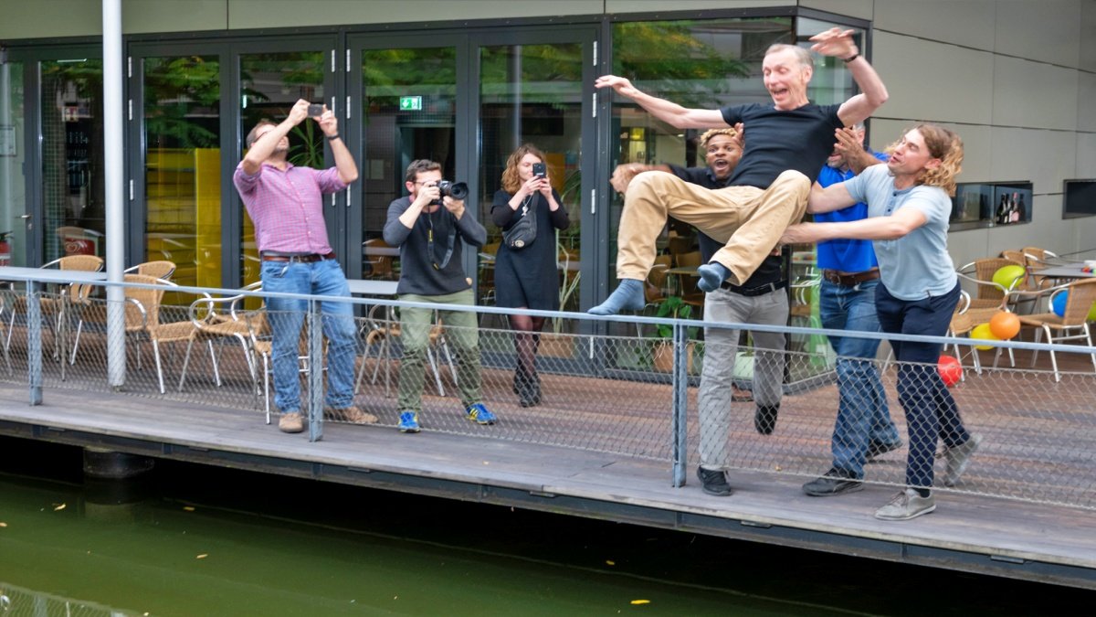 Nobel laureate thrown into the pond by people, the video went viral