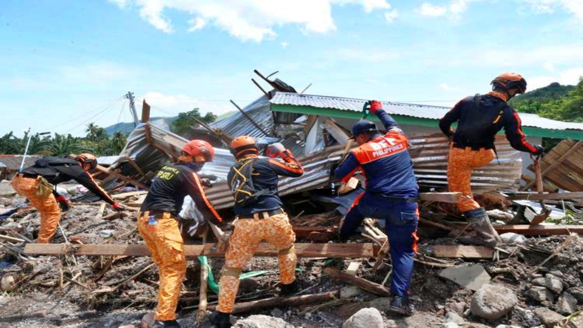 People mistake storm as a tsunami in Philippines, dozens of people buried alive