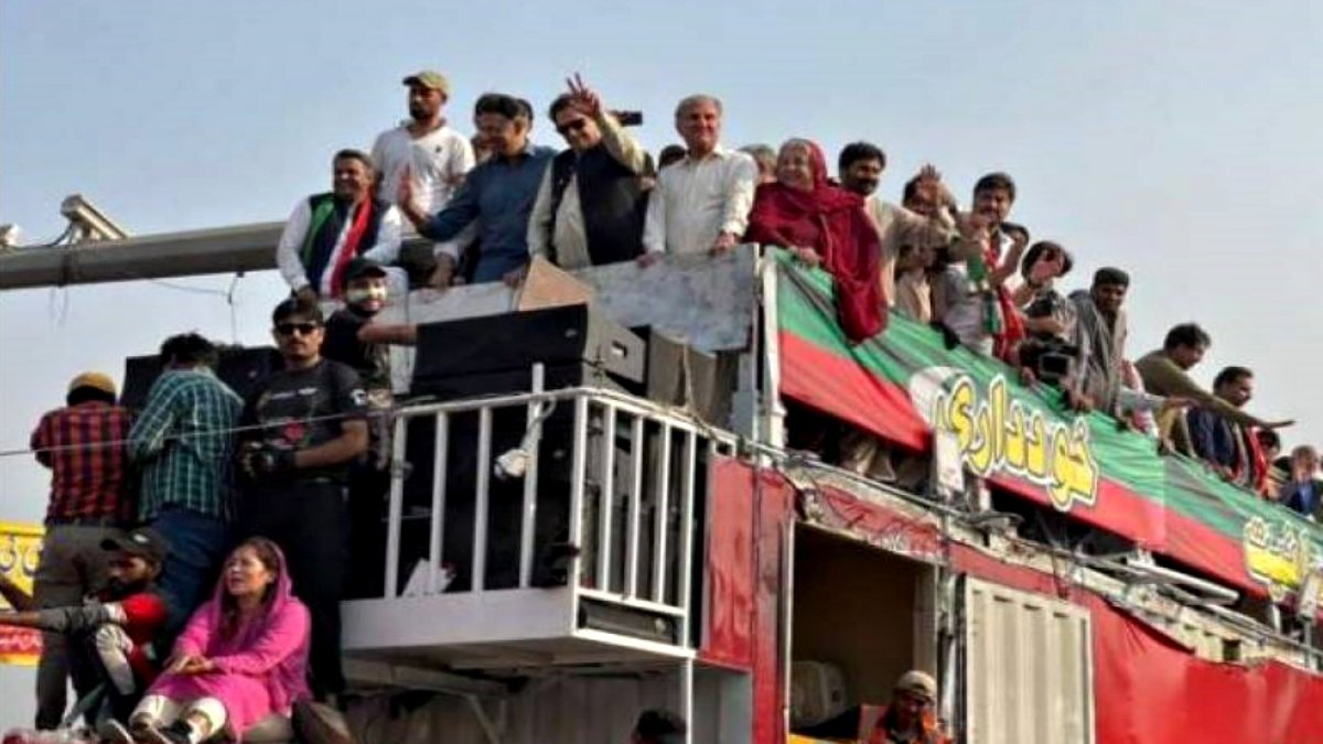 Journalist Sadaf dies after falling under Imran Khan’s container during ‘Hakki Azadi March’
