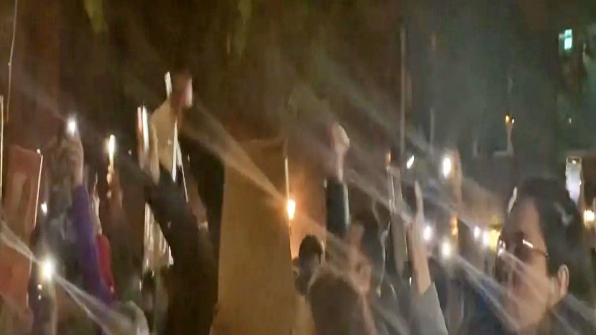 Slogans raised in anti-hijab demonstration in Iran – all mullahs run away, watch video