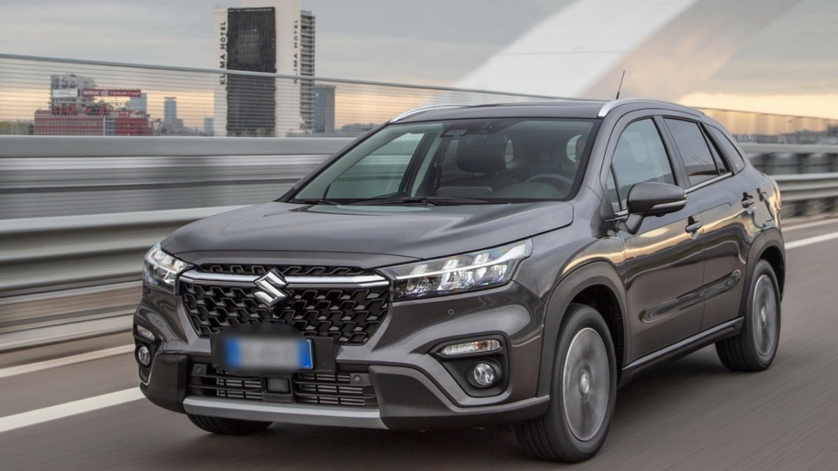 Fast and powerful Suzuki S-Cross new hybrid model launched, car is full of features