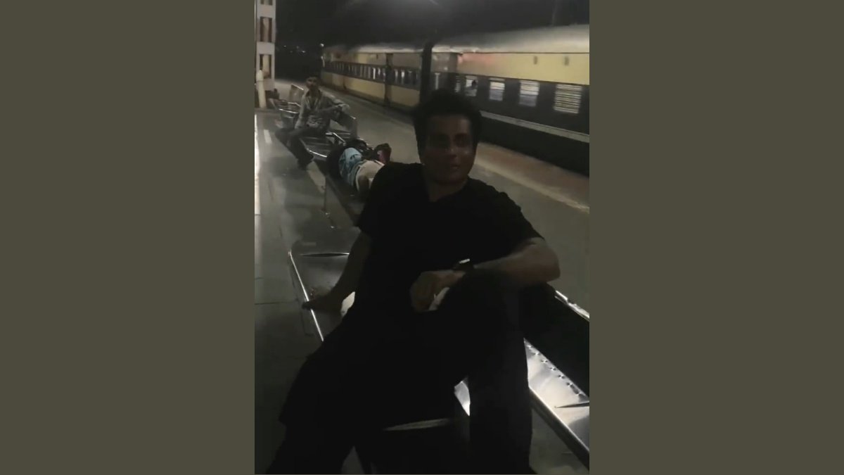 Sonu Sood Mumbai local train video viral, People are praising him