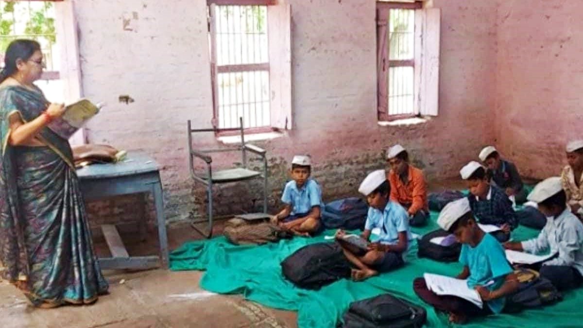 131-year-old school of Madhya Pradesh, students even today wearing Gandhi cap