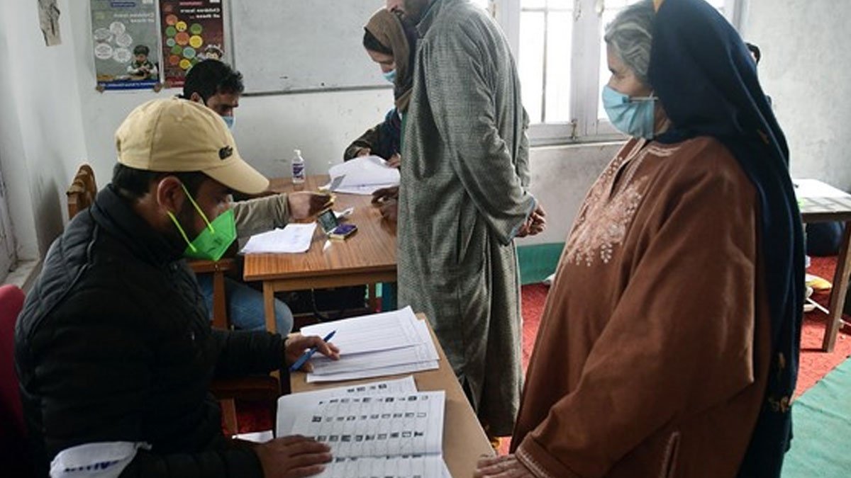 Decision to make outsiders living for 1 year as voters are withdrawn