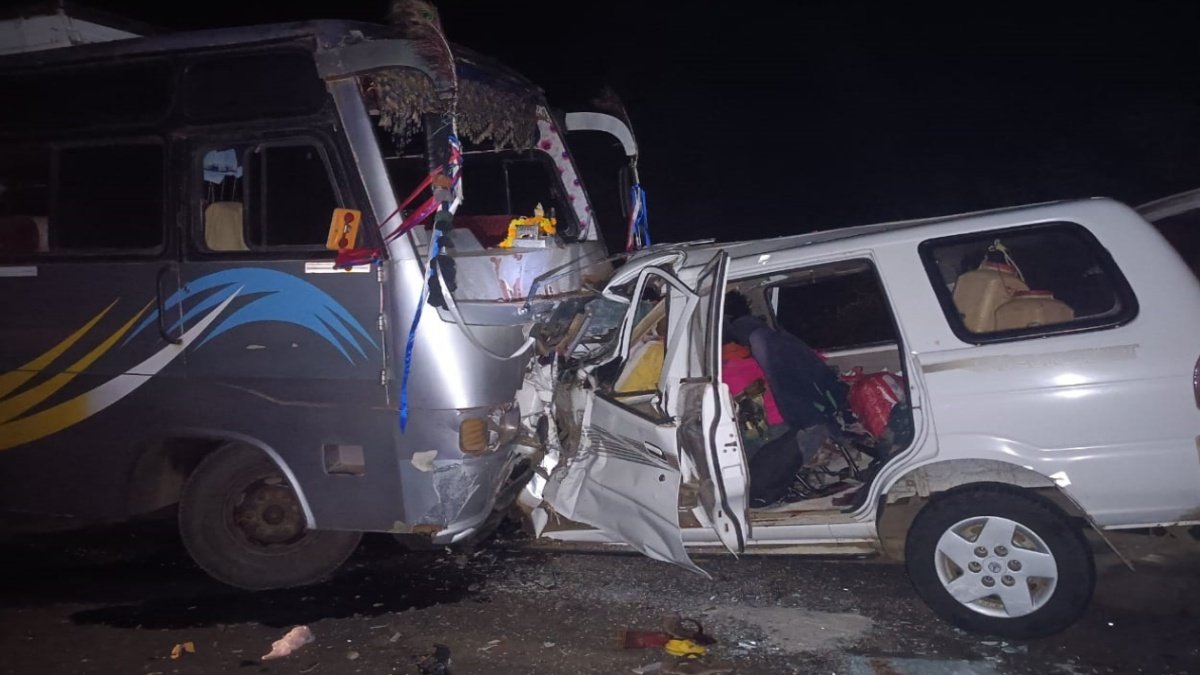11 killed in Fierce road accident,1 injured in direct collision of bus-car near Betul MP