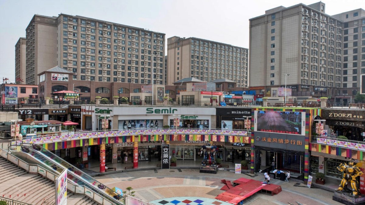 China has imposed Corona lockdown around largest iPhone factory,supply can be affected