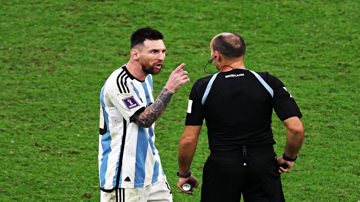 Messi furious at referee after victory over Netherlands, record 17 yellow cards were shown in the match