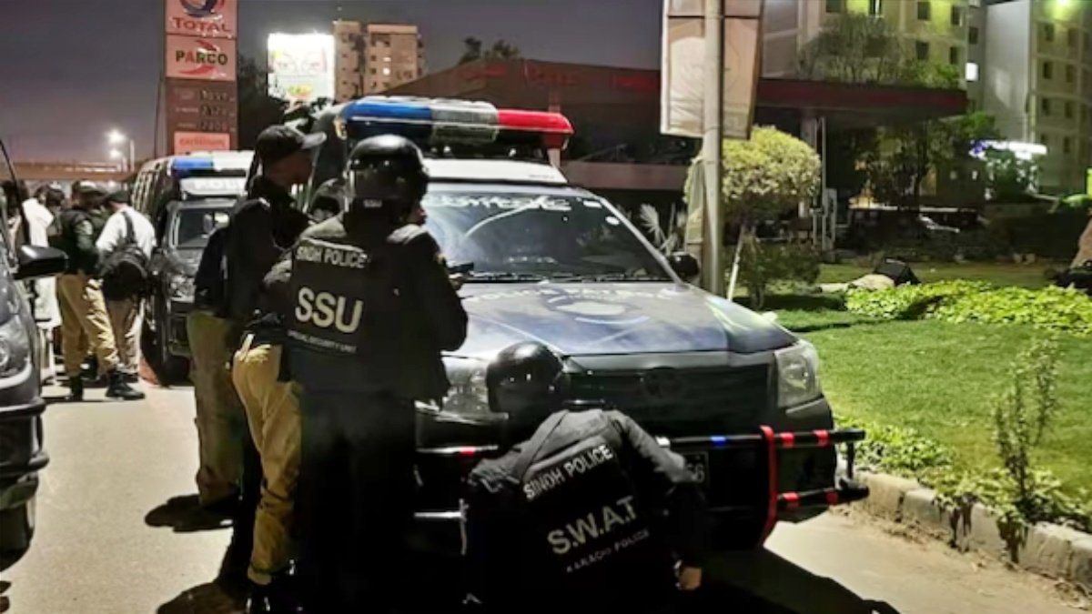 10 terrorists attacked Pakistan’s Karachi police headquarters, 2 terrorists killed in encounter