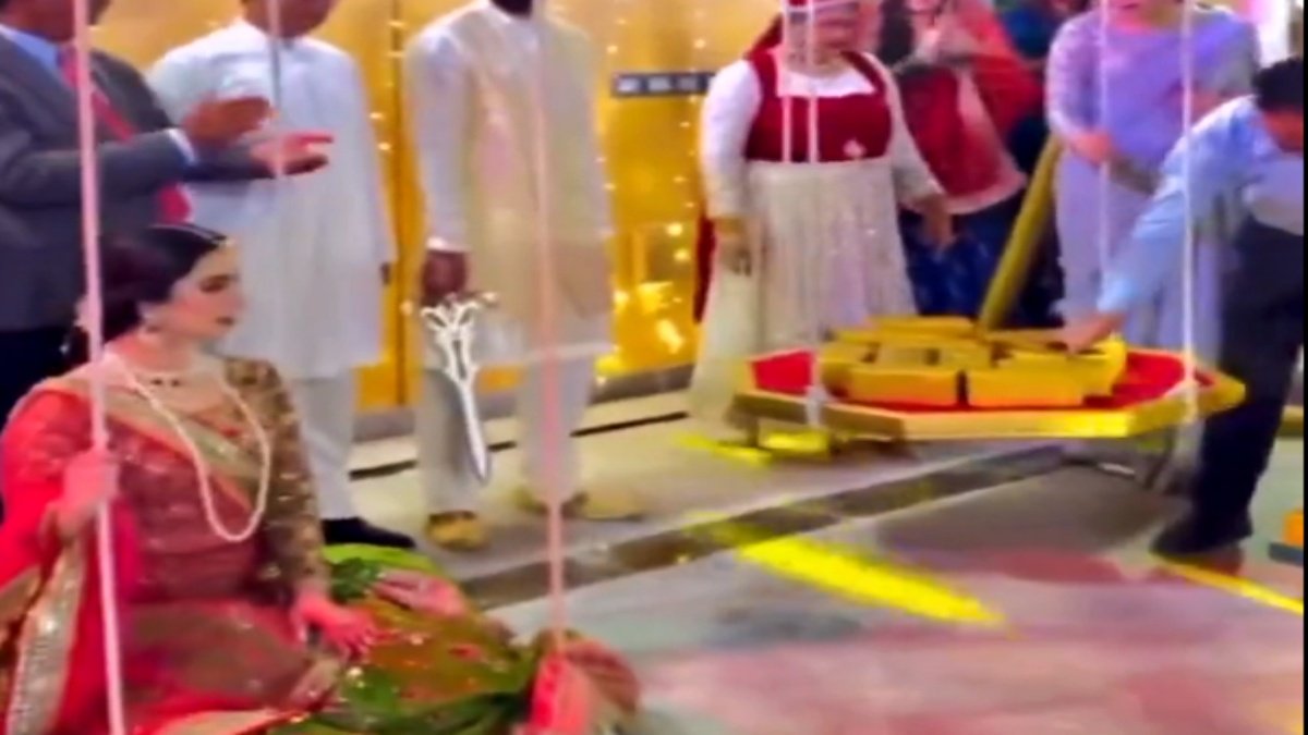 Bride weighed with gold in wedding, video viral on social media