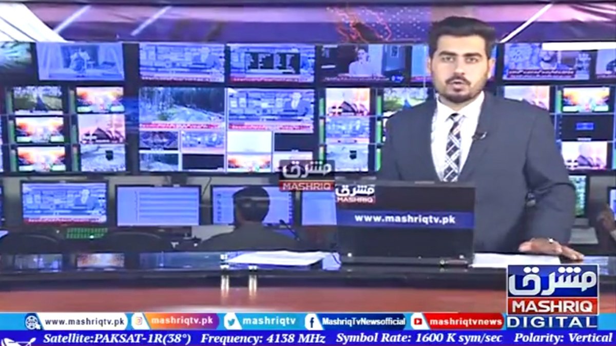 Pakistani anchor was reading earthquake news on live TV, camera suddenly started shaking, watch video