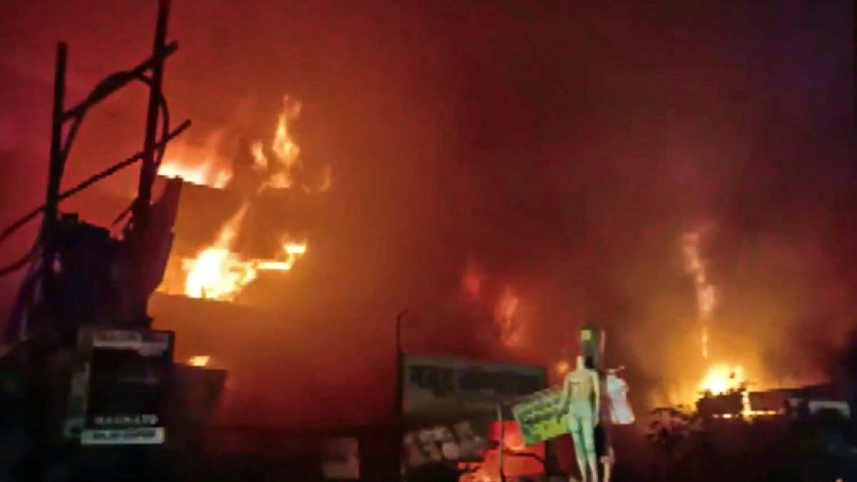 Fierce uncontrollable fire in Kanpur’s textile market, more than 500 shops burnt to ashes