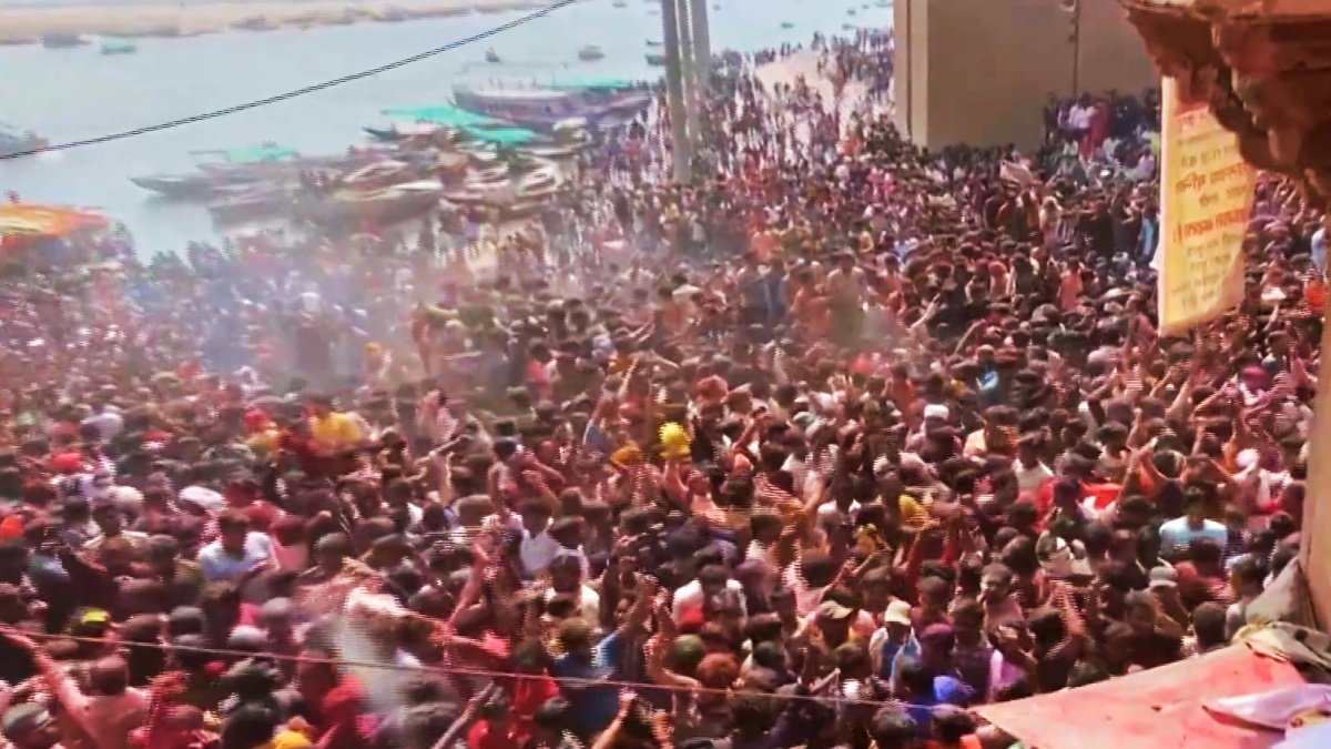 Holi played with Chita Bhasma at Manikarnika Ghat Varanasi, watch video