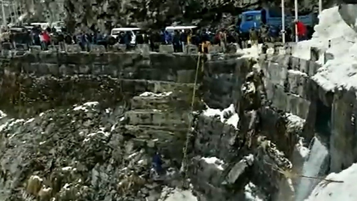 Avalanche near Nathu La mountain pass in Sikkim, Army took charge after the death of 7 tourists