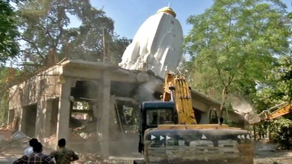 MNC Indore demolished illegal construction at the Beleshwar Jhulelal Mahadev Temple