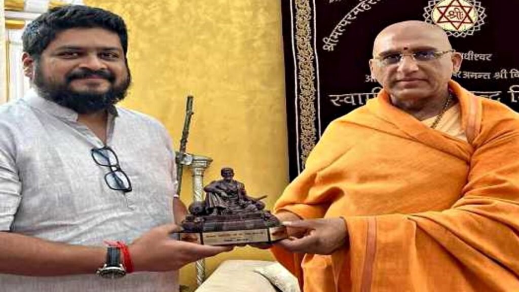 Om Raut seeks blessings of Acharya Swami Avdeshanand Giri