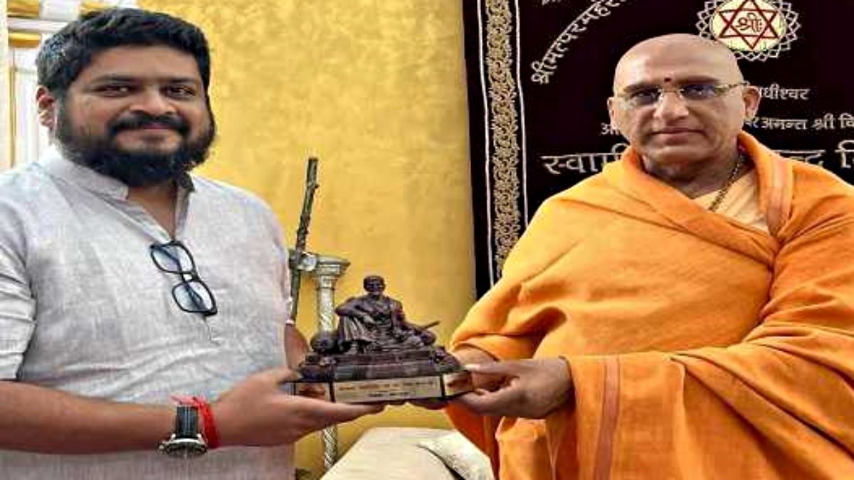 ‘Adipurush’ director Om Raut seeks blessings of Swami Avdeshanand Giri