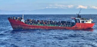 Ship full of 400 people sunk